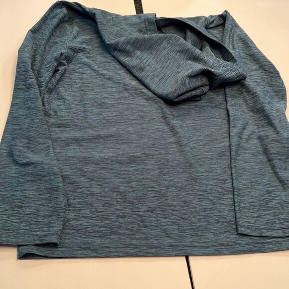 UNDER ARMOUR Y Med Hoodie. Just like new - Picture 4 of 4